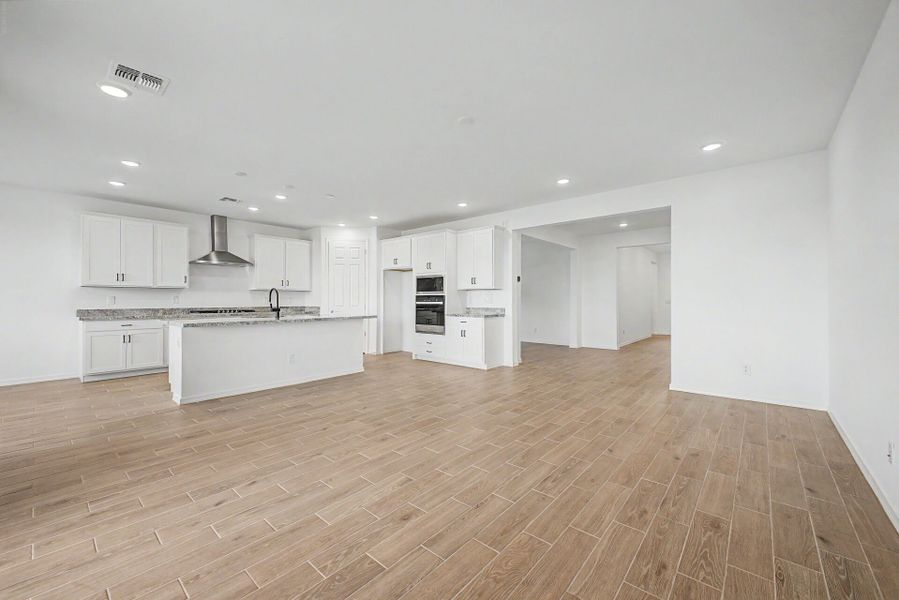 Spacious, unfurnished interior of a new home in Bella Vista Farms, San Tan Valley (Image 8).