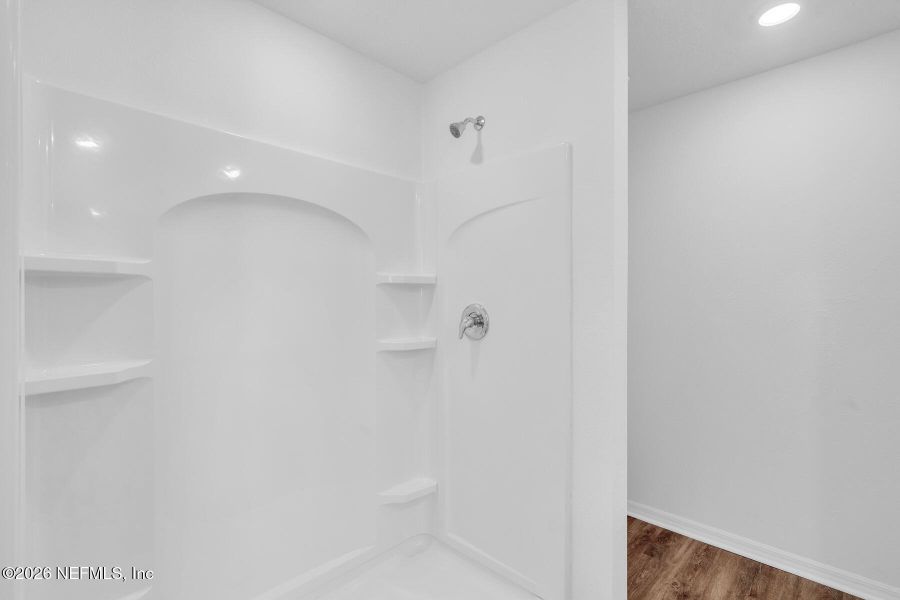 Spacious, unfurnished interior of a new home in Rolling Hills, Green Cove Springs (Image 18).