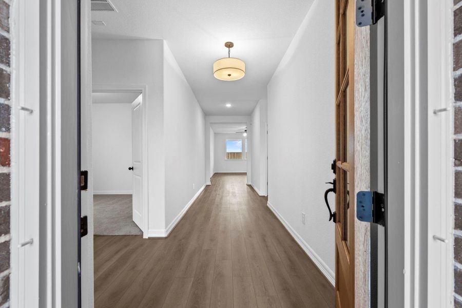 Spacious, unfurnished interior of a new home in Blue Heron Estates, Mont Belvieu (Image 14).