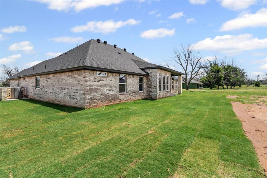 Exterior details and patio area of a home in Pecan Plantation, Granbury (Image 3).