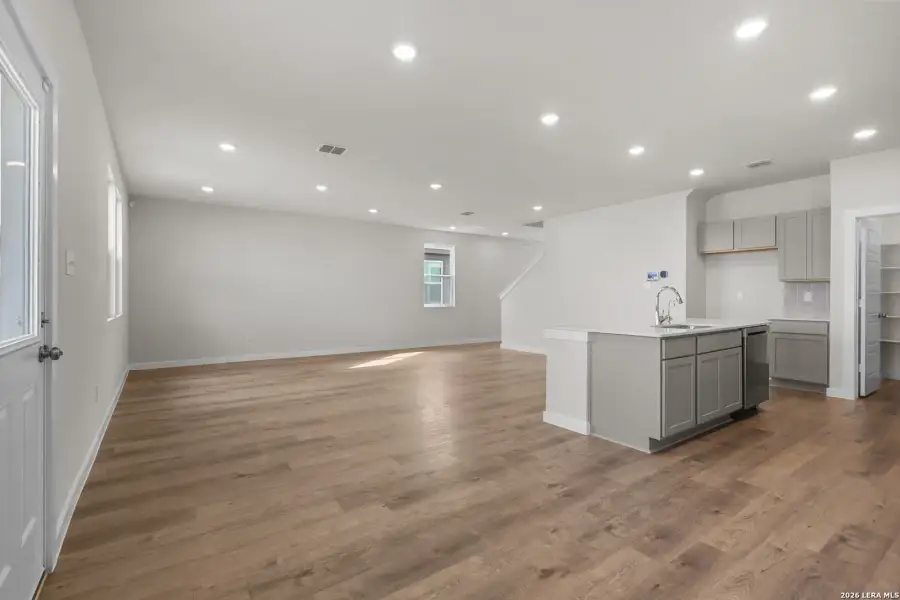 Spacious, unfurnished interior of a new home in Summerlin, San Antonio (Image 30).