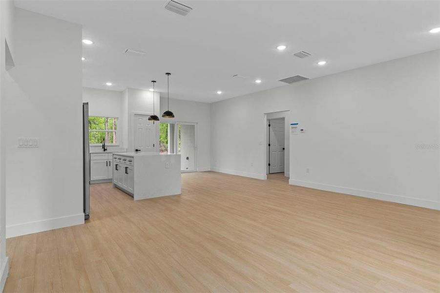 Spacious, unfurnished interior of a new home in , Citrus Springs (Image 33).