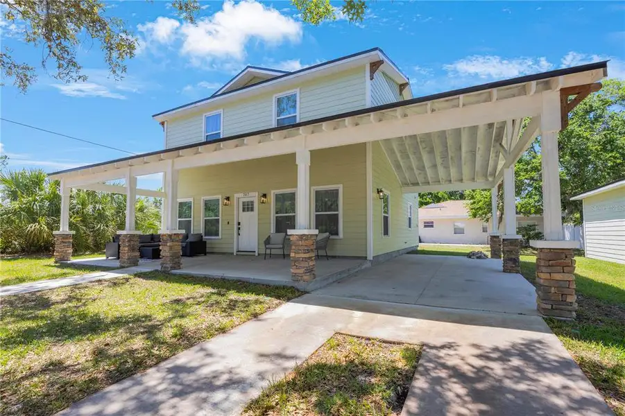Exterior details and patio area of a home in , Tarpon Springs (Image 2).