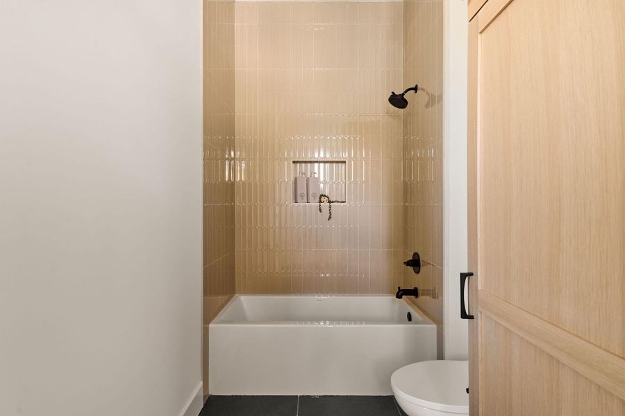 Bathroom with toilet and shower / washtub combination Bathroom with toilet and shower / washtub combination