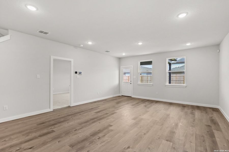 Spacious, unfurnished interior of a new home in Cinco Lakes, San Antonio (Image 32). Spacious, unfurnished interior of a new home in Cinco Lakes, San Antonio (Image 32).