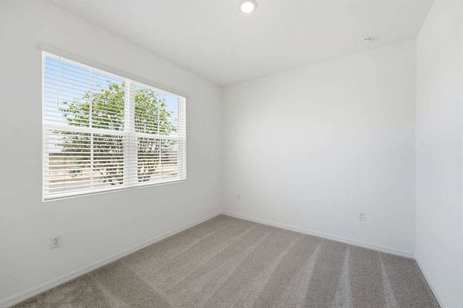 Representative unfurnished interior of a home built from the Haven by Risewell Homes in Cypress Bluff, Groveland (Image 16).