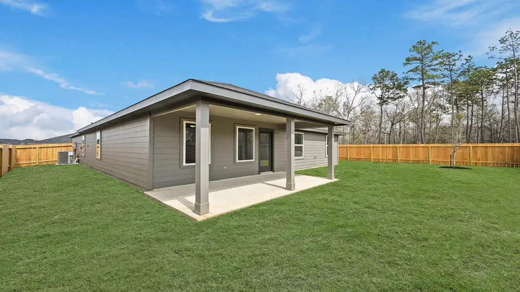 Exterior details and patio area of a home in Silverthorne, Conroe (Image 3).