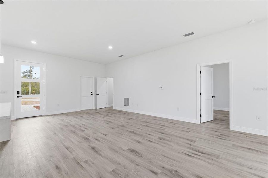 Spacious, unfurnished interior of a new home in , Ocala (Image 14).