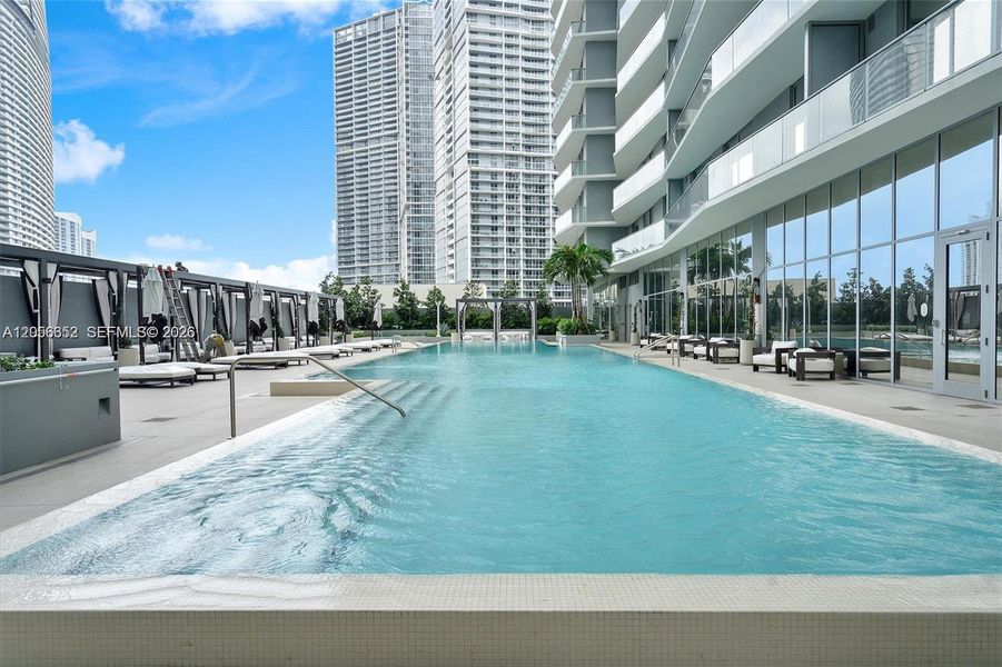 Condo located in Miami, FL showcasing its design and architecture (Image 4).