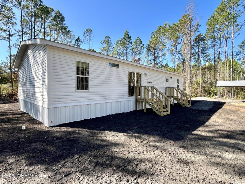 Exterior details and patio area of a home in , Palatka (Image 2).