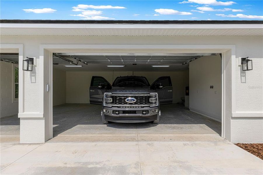 Exterior details and patio area of a home in , Dunnellon (Image 35).