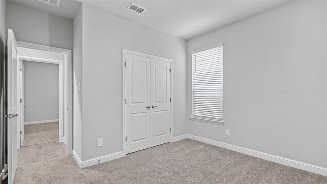 Spacious, unfurnished interior of a new home in Trails of Elizabeth Creek, Fort Worth (Image 31).