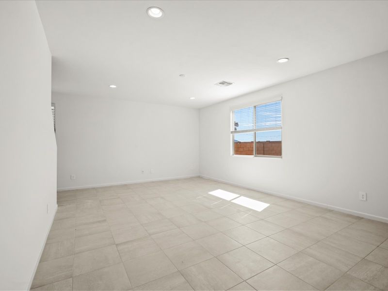 Spacious, unfurnished interior of a new home in Las Patrias at Star Valley Phase III - Premier Series, Tucson (Image 9).