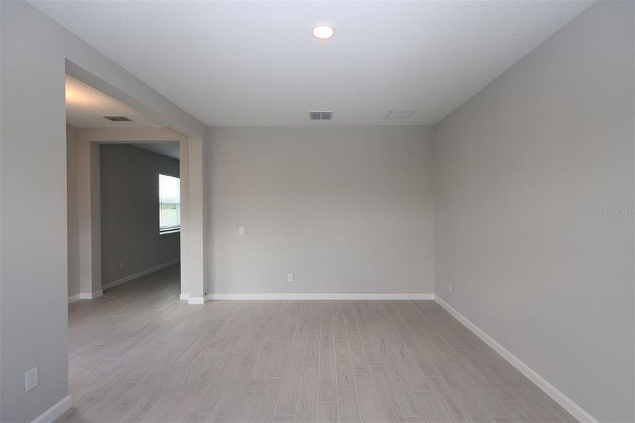 Spacious, unfurnished interior of a new home in Bay Lake Farms, St. Cloud (Image 13).