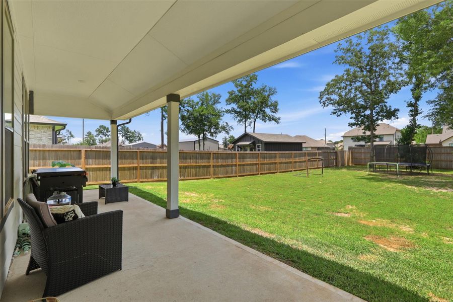 Exterior details and patio area of a home in Deer Trail Estates, Conroe (Image 25).