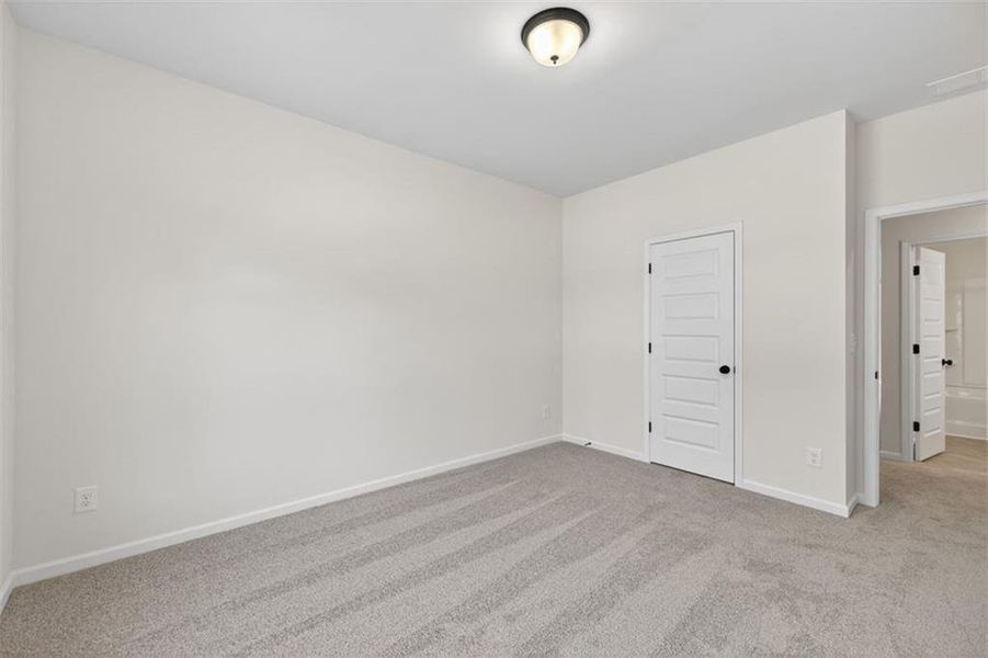 Spacious, unfurnished interior of a new home in Sanders Park, Austell (Image 24).