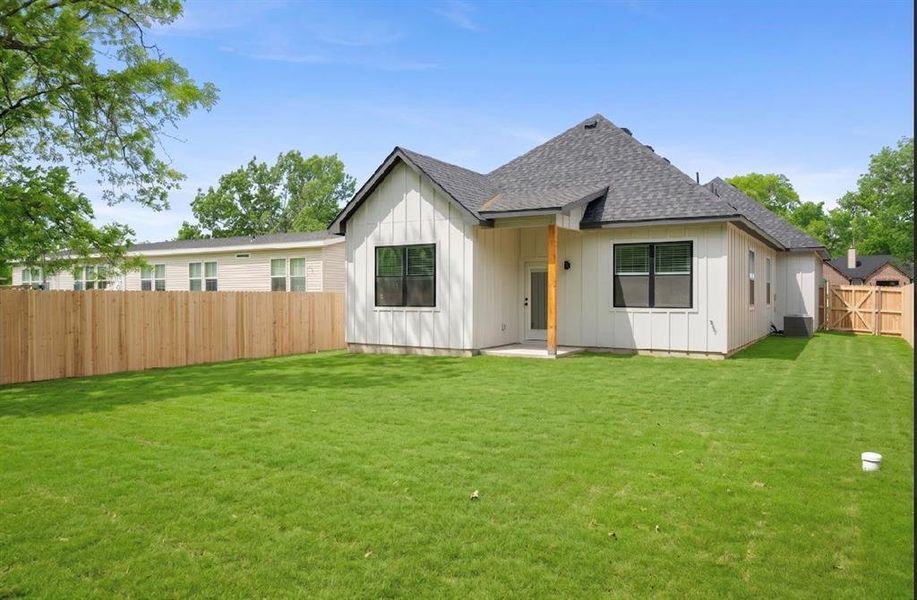 Exterior details and patio area of a home in , Leonard (Image 3).