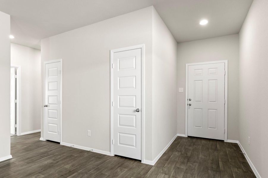 Spacious, unfurnished interior of a new home in Cloverleaf, Austin (Image 19).