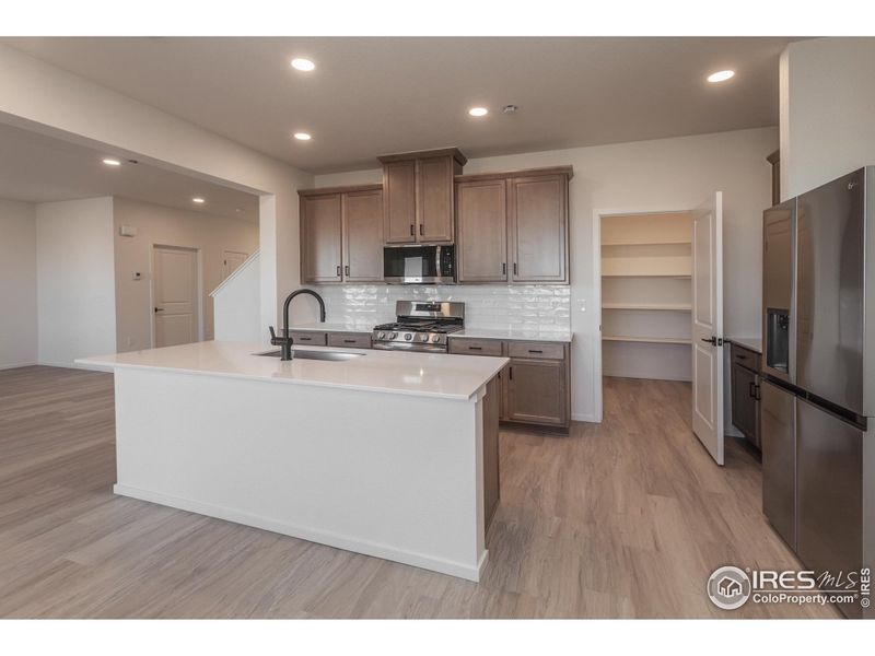 KITCHEN W/ S.S. APPLIANCES