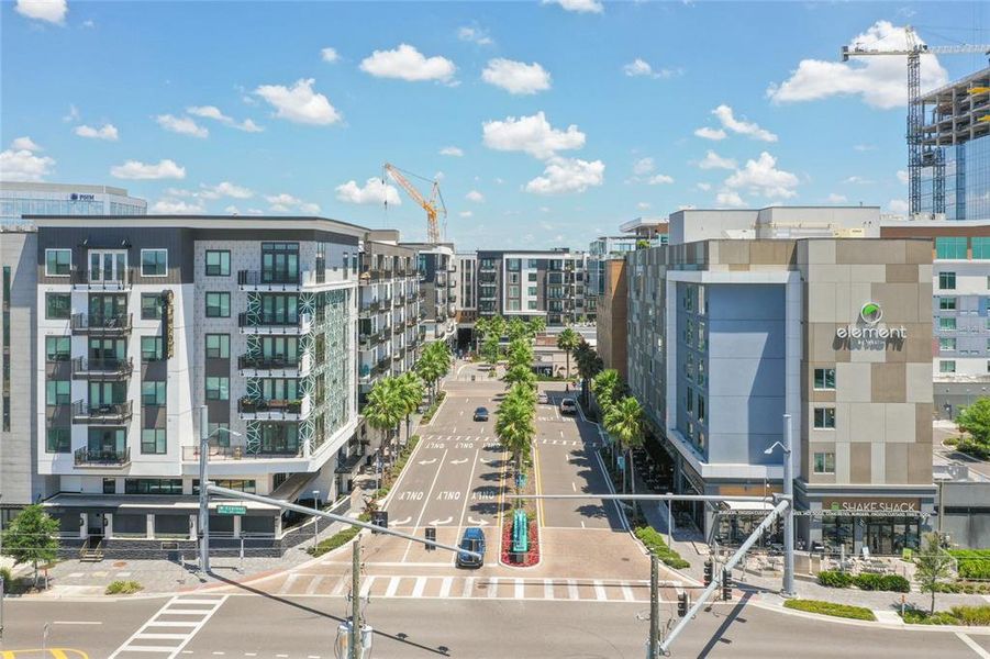 Condo located in Tampa, FL showcasing its design and architecture (Image 41).