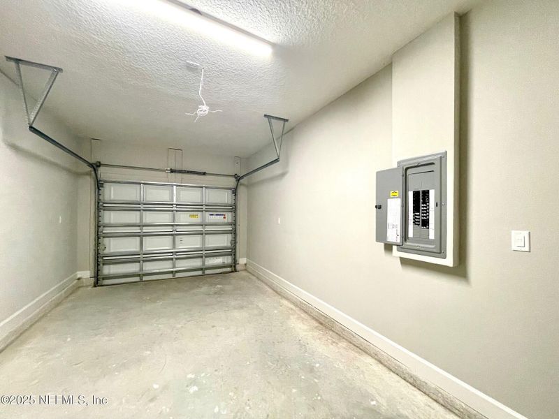 Spacious, unfurnished interior of a new home in , Green Cove Springs (Image 8).