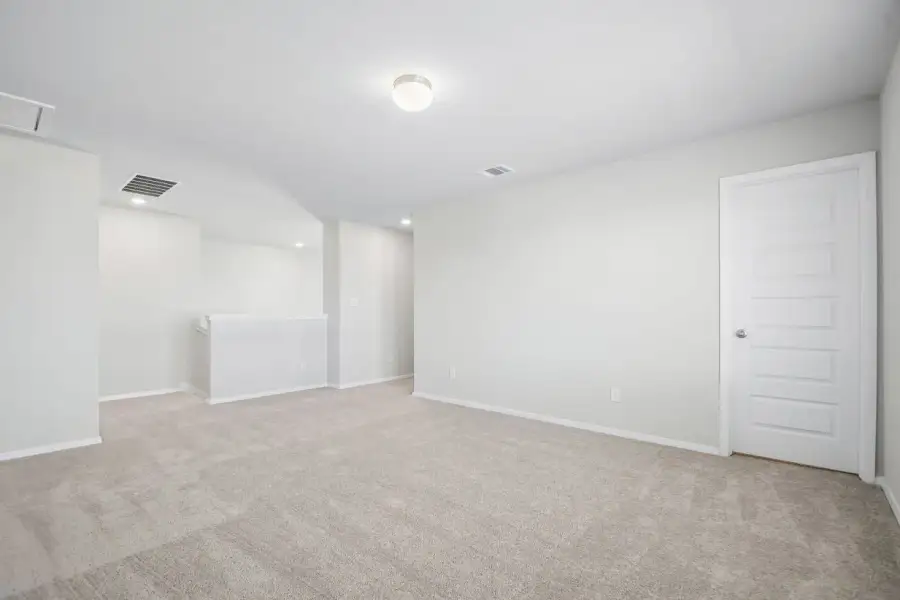 Spacious, unfurnished interior of a new home in Harvest Ridge, Elgin (Image 20).