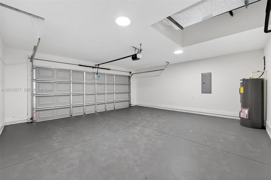 Spacious, unfurnished interior of a new home in , Dunnellon (Image 12).