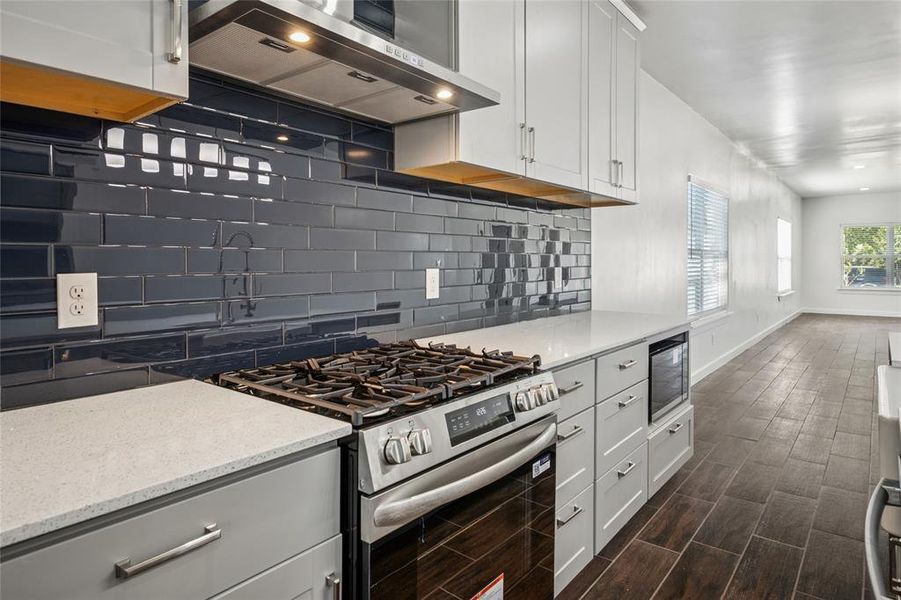 Furnished interior view inside a new home in , Wylie (Image 8).