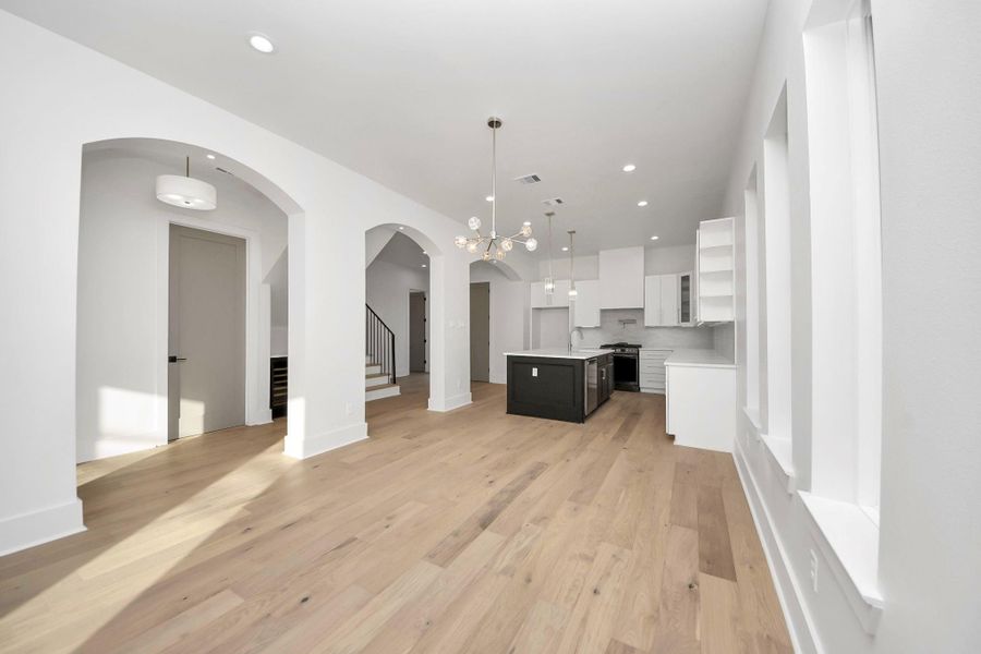 The open floor concept is airy, creating a smooth flow from room to room and seamlessly connecting the living spaces. The open floor concept is airy, creating a smooth flow from room to room and seamlessly connecting the living spaces.