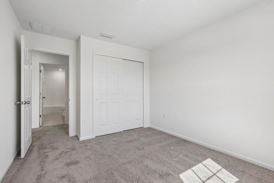 Spacious, unfurnished interior of a new home in Hawkes Meadow, Jacksonville (Image 25).