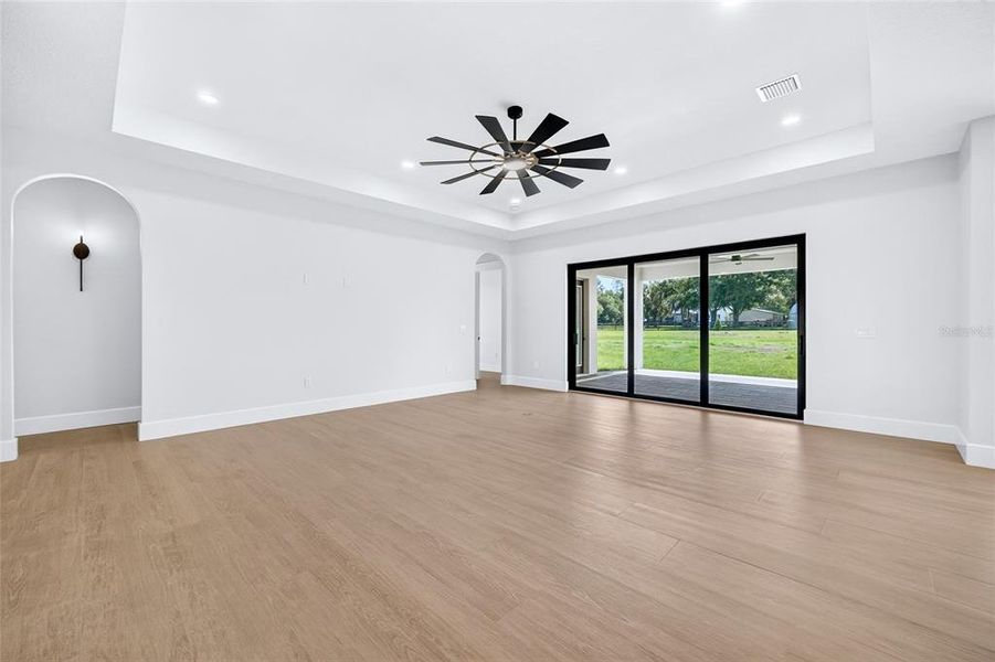 Spacious, unfurnished interior of a new home in , Dade City (Image 25).