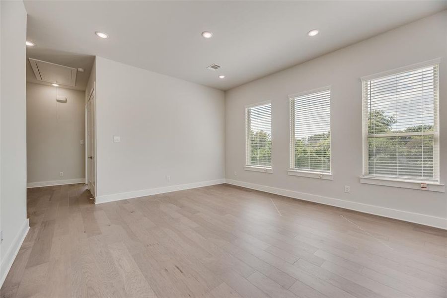 Spacious, unfurnished interior of a new home in Collin Creek, Plano (Image 21).