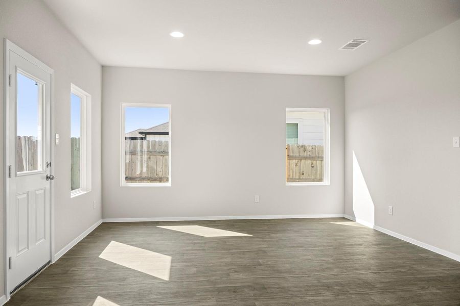 Spacious, unfurnished interior of a new home in Cloverleaf, Austin (Image 18).