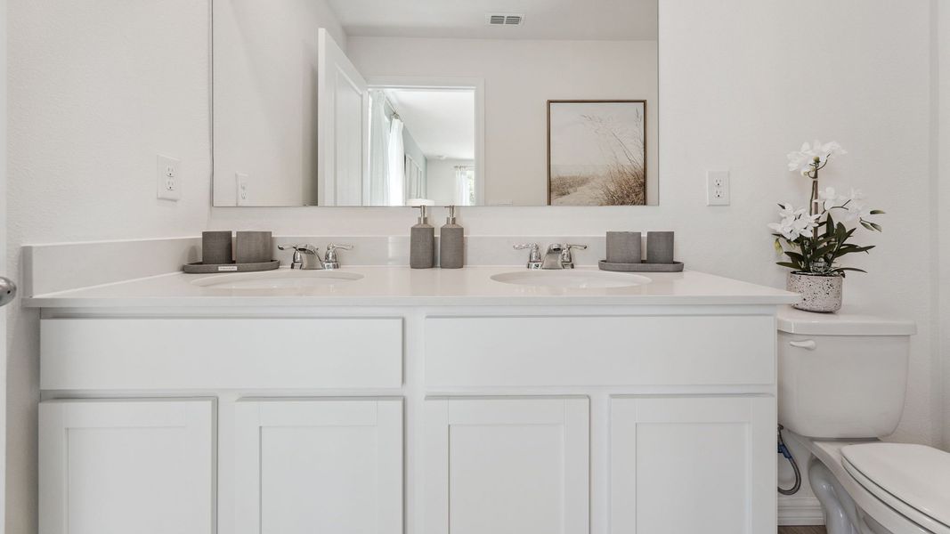 Representative interior finishes for a home built from the PEARSON by D.R. Horton in Fish Lake Cove, Kissimmee (Image 16).