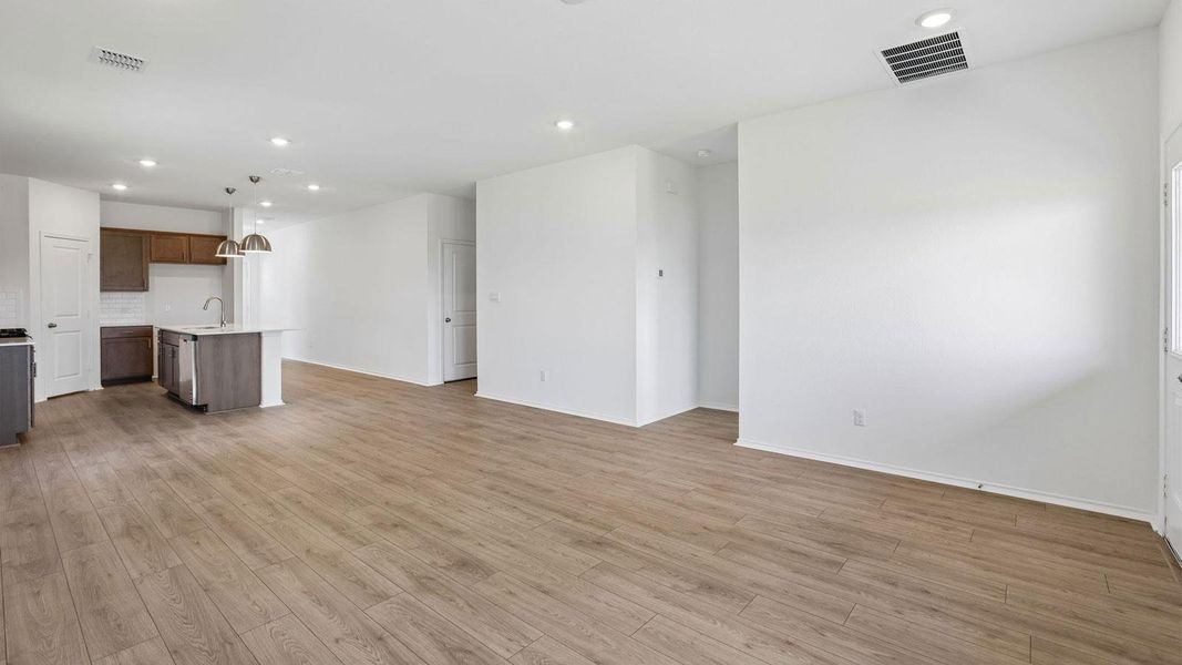 Spacious, unfurnished interior of a new home in Valverde, Bastrop (Image 15).