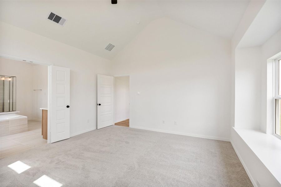 Spacious, unfurnished interior of a new home in Creekhaven, Iowa Colony (Image 16).