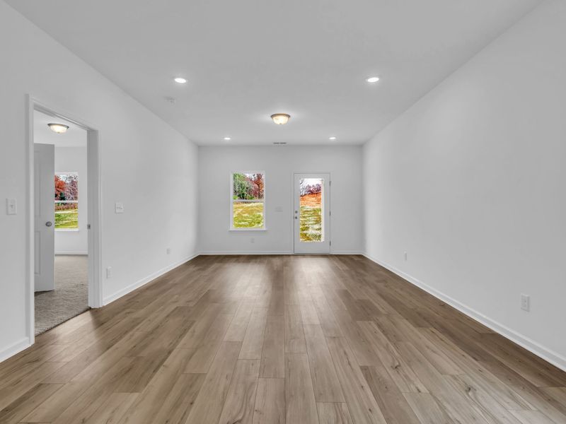Spacious, unfurnished interior of a new home in Cantigny Park, Clarksville (Image 18).