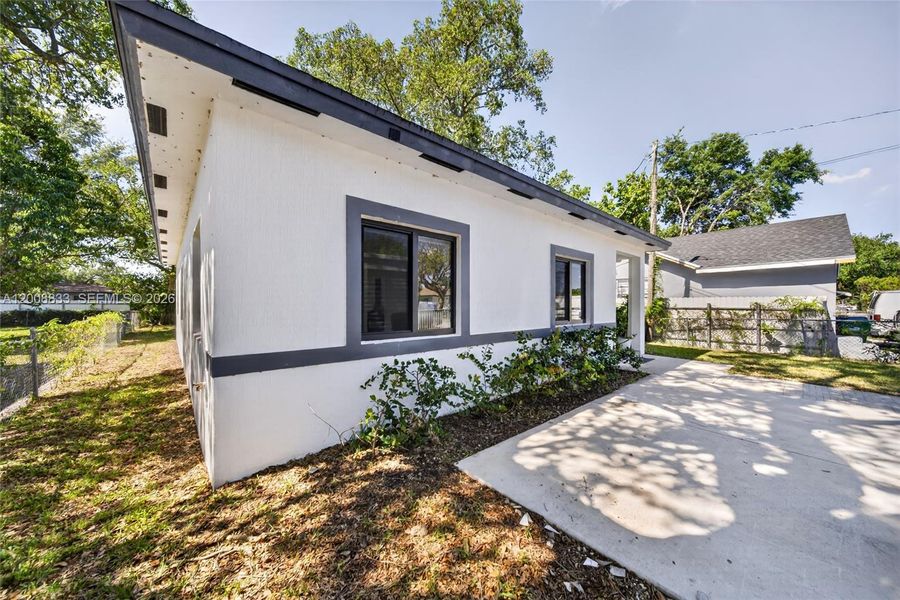 Exterior details and patio area of a home in , Miami (Image 25).