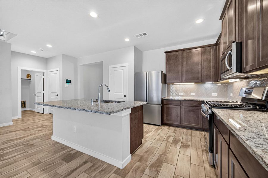 Furnished interior view inside a new home in , Mont Belvieu (Image 14).