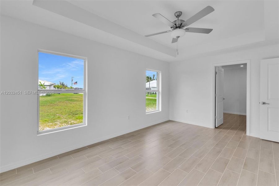 Spacious, unfurnished interior of a new home in , Cape Coral (Image 25).