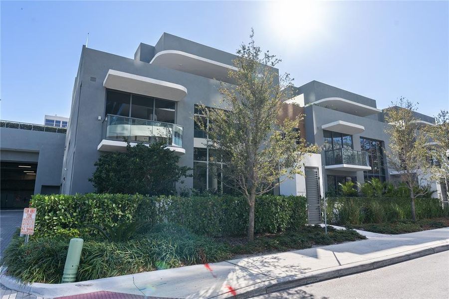 Condo located in Tampa, FL showcasing its design and architecture (Image 5). Condo located in Tampa, FL showcasing its design and architecture (Image 5).