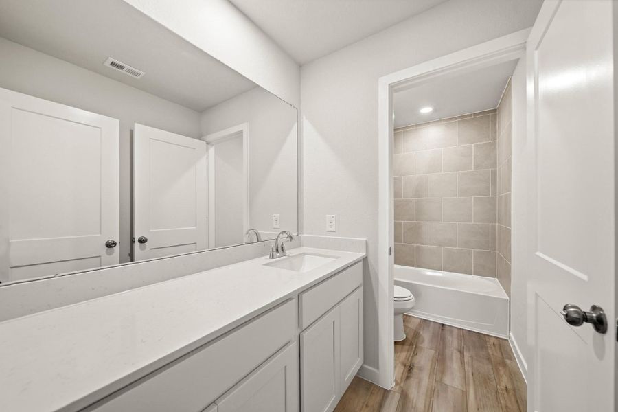 Furnished interior view inside a new home in Country Creek, Mont Belvieu (Image 9).