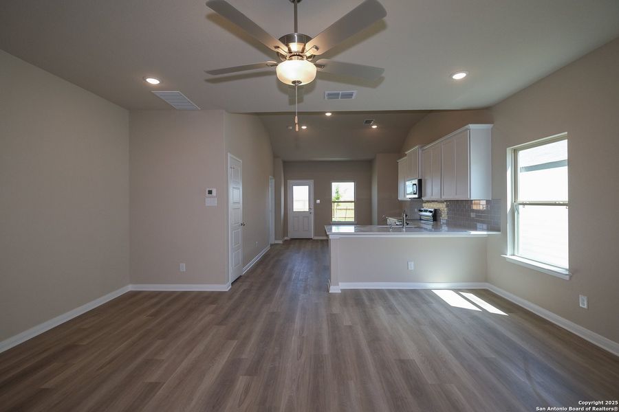 Spacious, unfurnished interior of a new home in Park Place, New Braunfels (Image 20).
