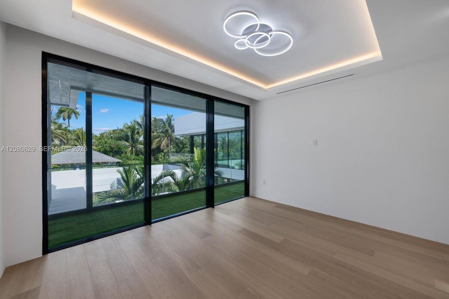 Spacious, unfurnished interior of a new home in , Miami Beach (Image 39).