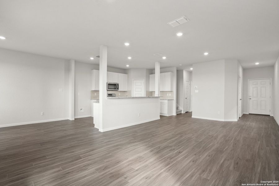 Spacious, unfurnished interior of a new home in Timber Creek, San Antonio (Image 30).
