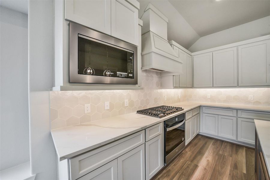 Furnished interior view inside a new home in Sienna 40', Missouri City (Image 15).