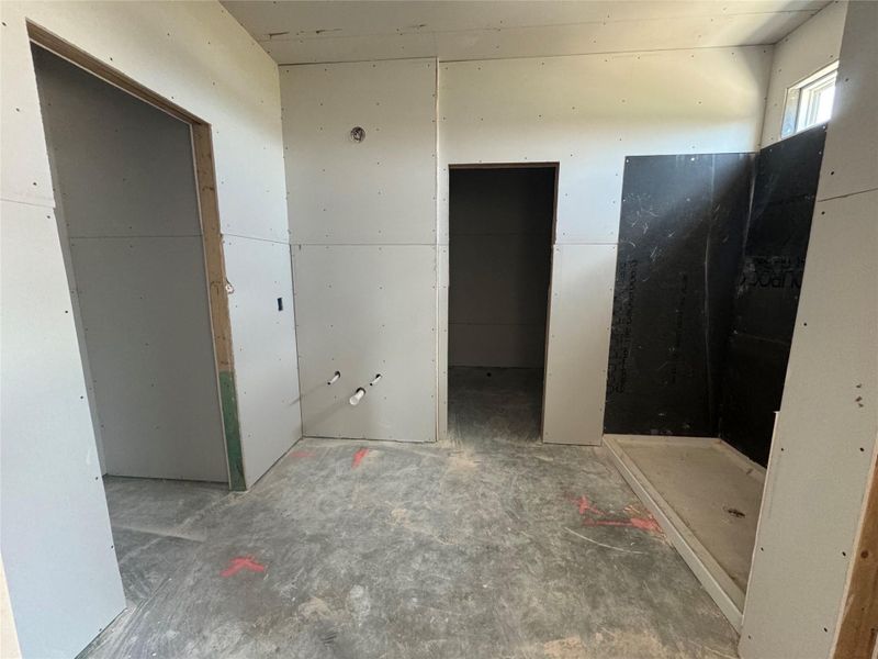 Spacious, unfurnished interior of a new home in Village at Three Oaks, Seguin (Image 15).