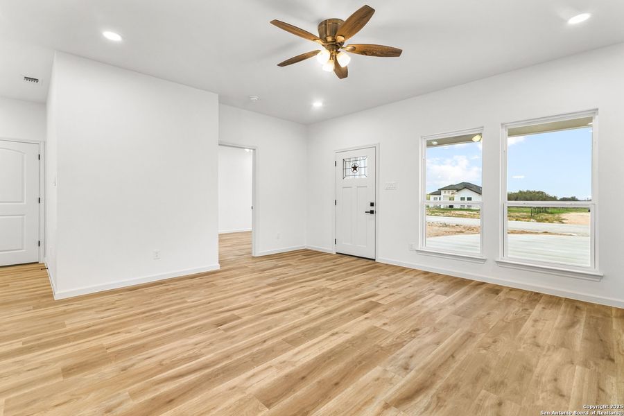 Spacious, unfurnished interior of a new home in , La Vernia (Image 24).