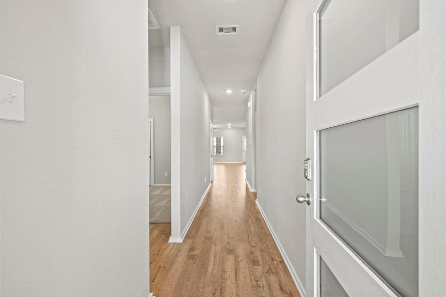 Spacious, unfurnished interior of a new home in Laurel Landing, Alvin (Image 25).