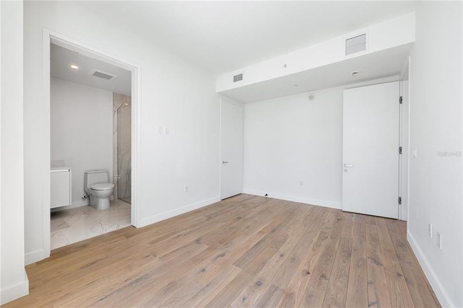 Spacious, unfurnished interior of a new home in , Sarasota (Image 15).